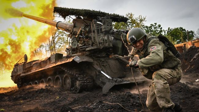 Боевая работа артиллерийского расчета самоходной пушки 2С7М Малка группировки войск Центр на Красноармейском направлении СВО