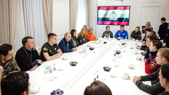 Президент России Владимир Путин во время встречи с представителями добровольческих организаций в Курской области