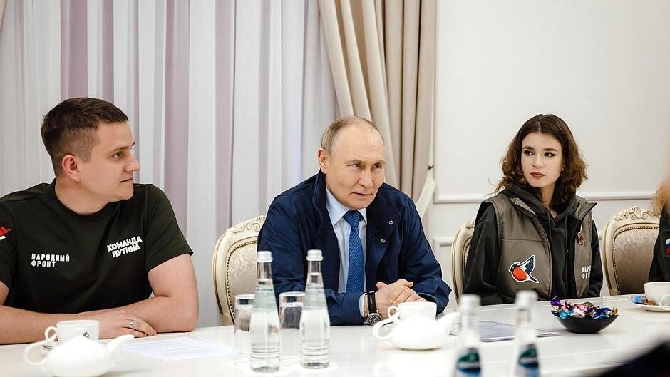 Президент России Владимир Путин во время встречи с представителями добровольческих организаций в Курской области - РИА Новости, 1920, 21.05.2025