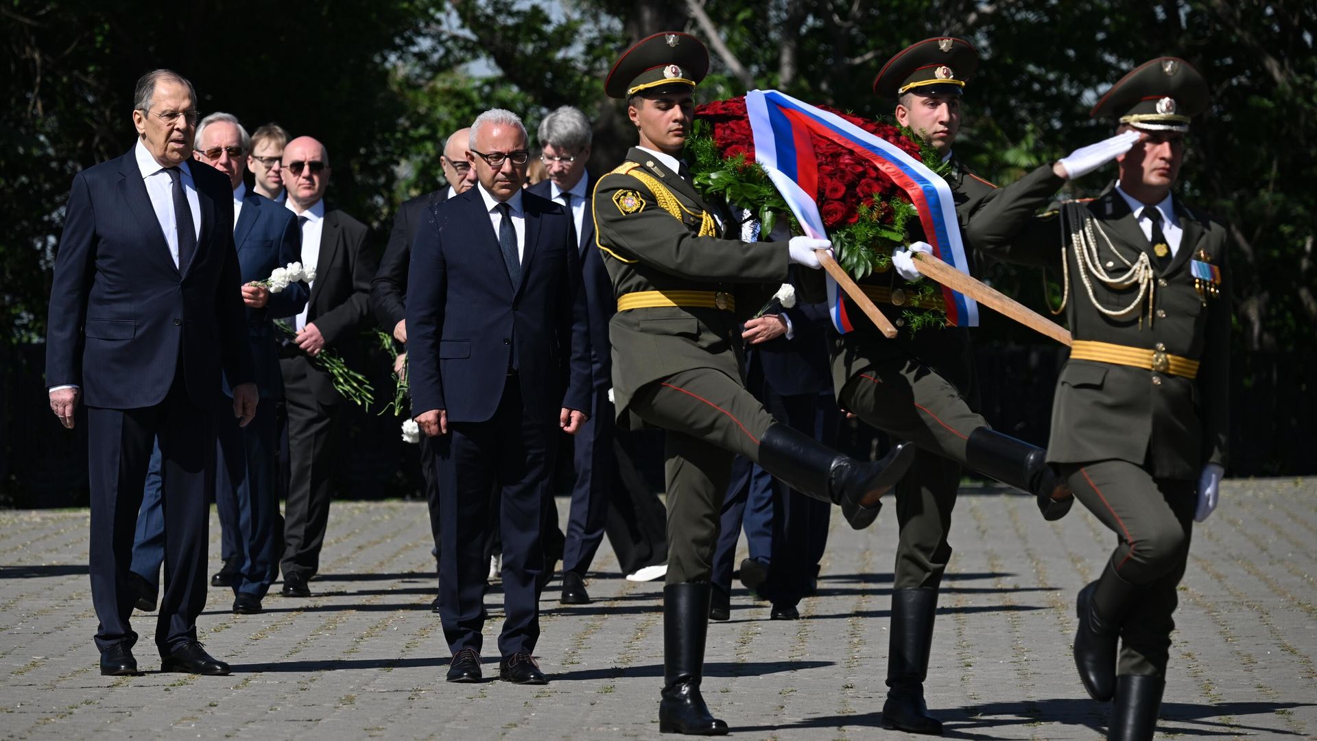 Министр иностранных дел РФ Сергей Лавров и заместитель министра иностранных дел Армении Мнацакан Сафарян на церемонии возложения венка к Вечному огню на Могиле Неизвестного Солдата у мемориала Мать Армения в парке Победы в Ереване. 21 мая 2025 Министр иностранных дел РФ Сергей Лавров и заместитель министра иностранных дел Армении Мнацакан Сафарян на церемонии возложения венка к Вечному огню на Могиле Неизвестного Солдата у мемориала Мать Армения в парке Победы в Ереване. 21 мая 2025 - РИА Новости, 1920, 21.05.2025