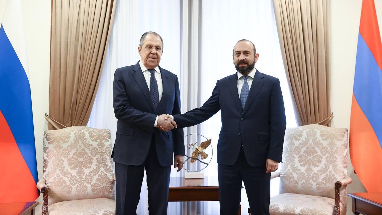 Министр иностранных дел РФ Сергей Лавров и министр иностранных дел Армении Арарат Мирзоян во время встречи в Ереване - РИА Новости, 1920, 21.05.2025