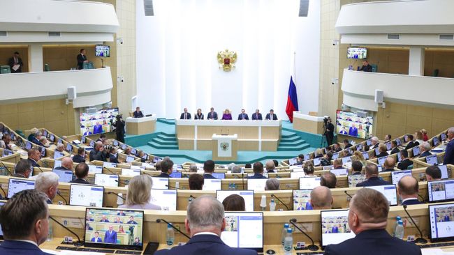 Сенаторы на заседании Совета Федерации РФ