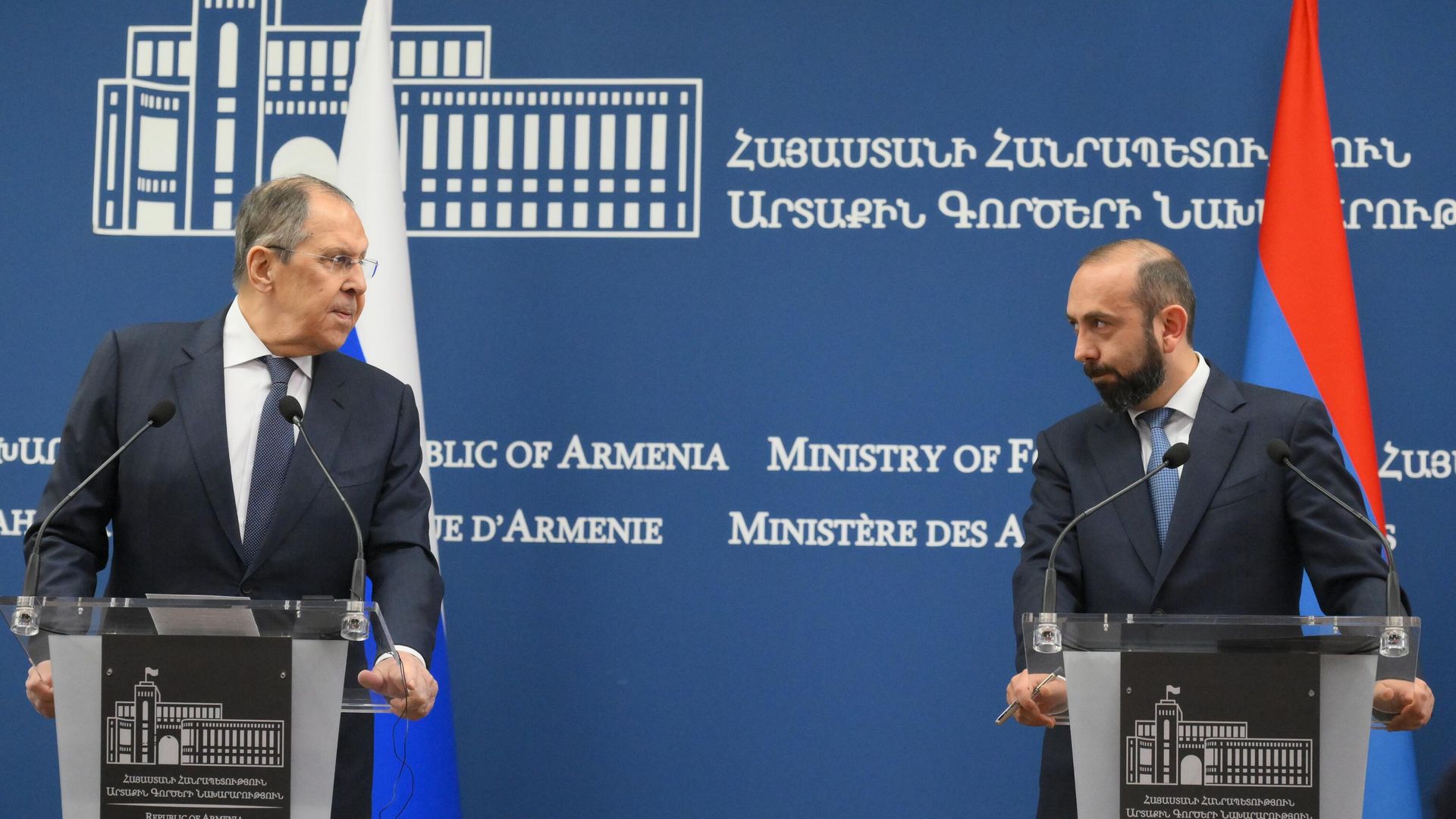 Министр иностранных дел РФ Сергей Лавров и министр иностранных дел Армении Арарат Мирзоян на пресс-конференции по итогам встречи в Ереване Министр иностранных дел РФ Сергей Лавров и министр иностранных дел Армении Арарат Мирзоян на пресс-конференции по итогам встречи в Ереване - РИА Новости, 1920, 21.05.2025