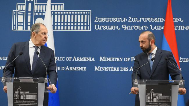 Министр иностранных дел РФ Сергей Лавров и министр иностранных дел Армении Арарат Мирзоян на пресс-конференции по итогам встречи в Ереване