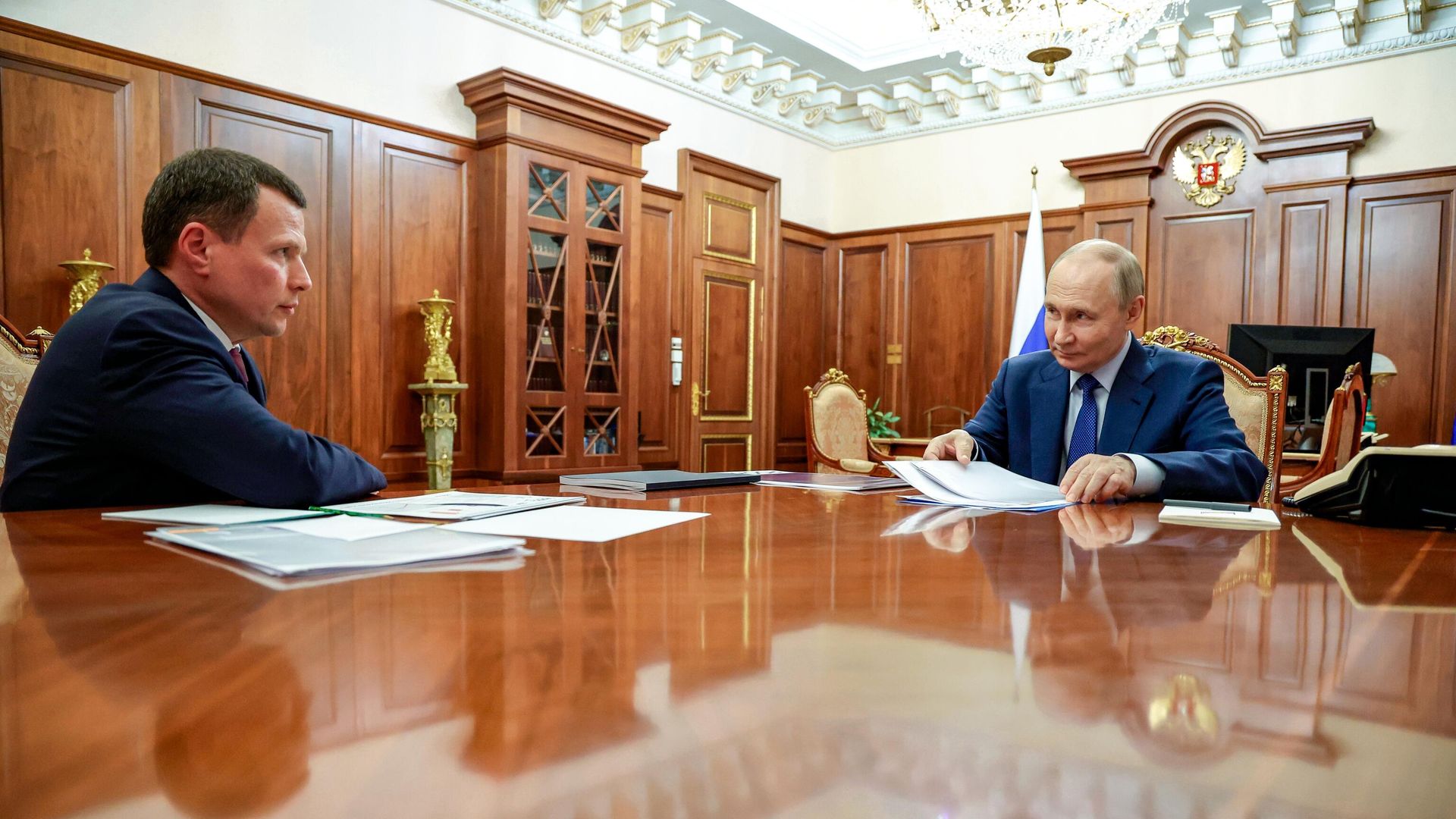 Президент РФ Владимир Путин и председатель правления управляющей компании Роснано Сергей Куликов во время встречи Президент РФ Владимир Путин и председатель правления управляющей компании Роснано Сергей Куликов во время встречи - РИА Новости, 1920, 21.05.2025