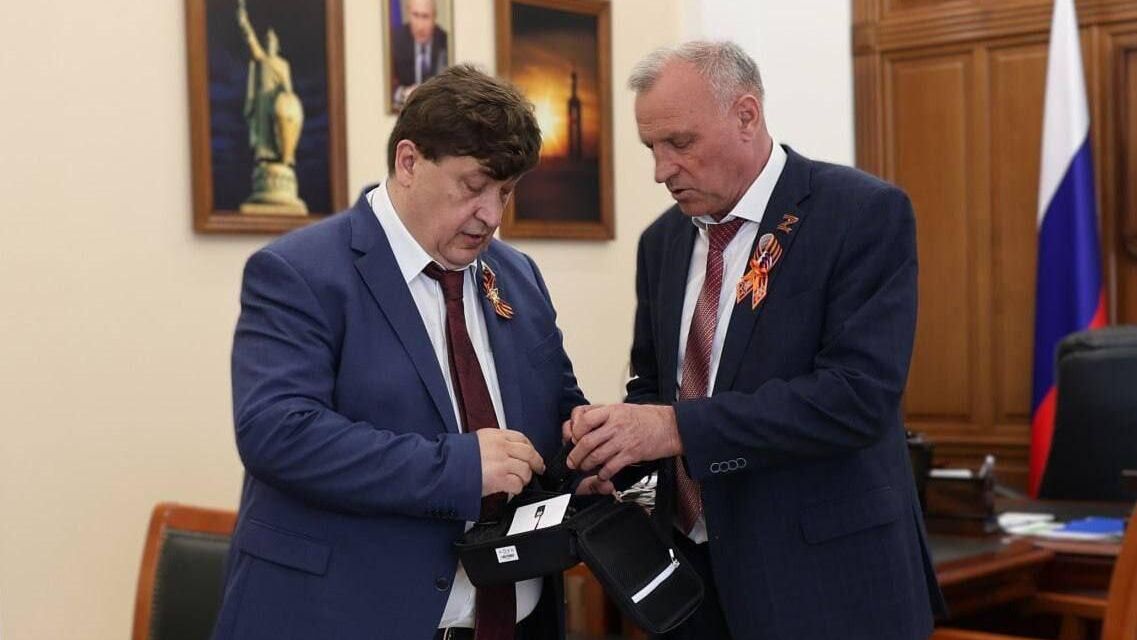 Председатель Белгородской областной Думы Юрий Клепиков передал обнаружители БПЛА в приграничье Белгородской области Председатель Белгородской областной Думы Юрий Клепиков передал обнаружители БПЛА в приграничье Белгородской области - РИА Новости, 1920, 21.05.2025