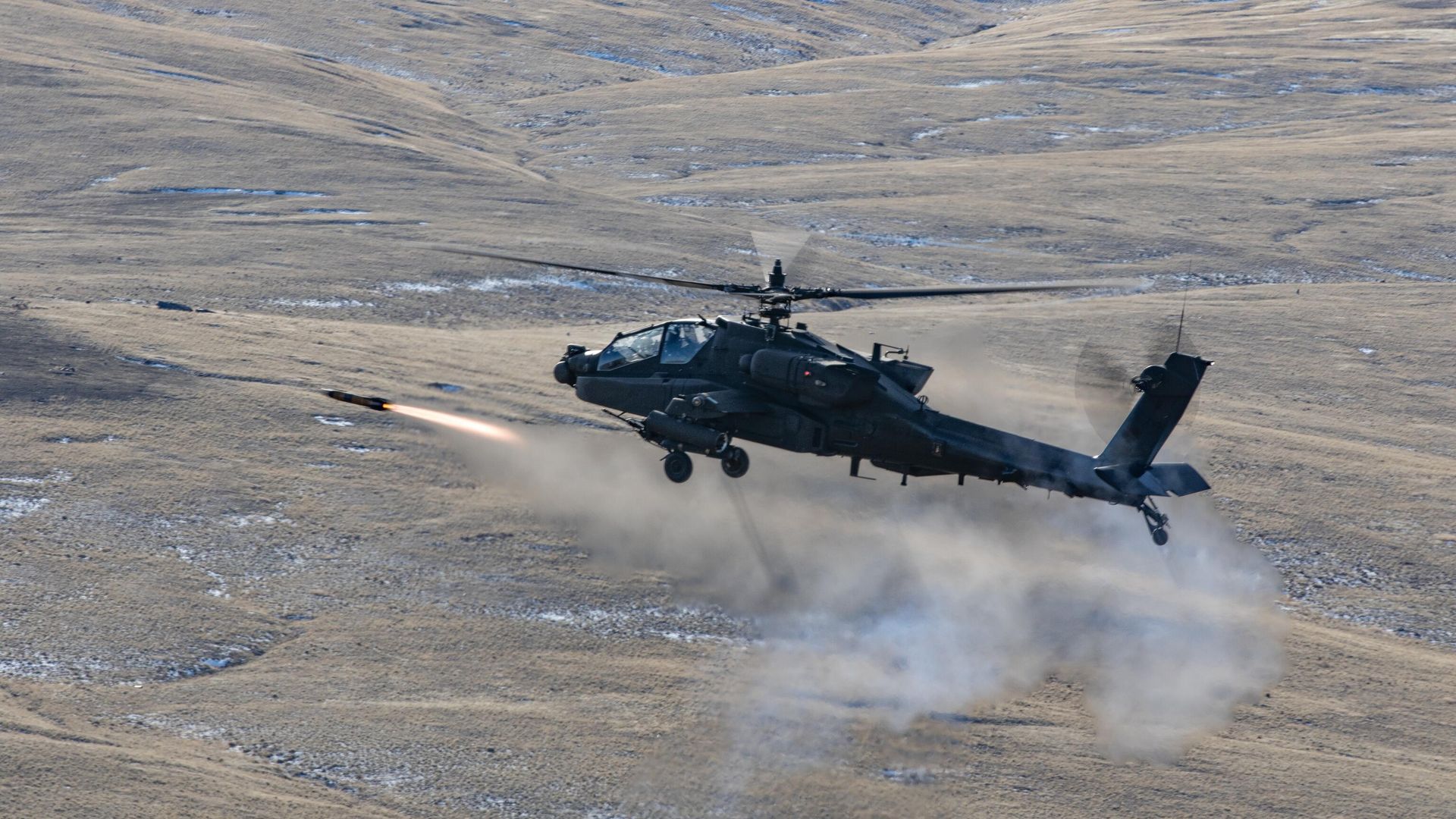 Запуск управляемой ракеты класса воздух-земля AGM-114 Hellfire с вертолета AH-64E Apache Запуск управляемой ракеты класса воздух-земля AGM-114 Hellfire с вертолета AH-64E Apache - РИА Новости, 1920, 17.06.2025