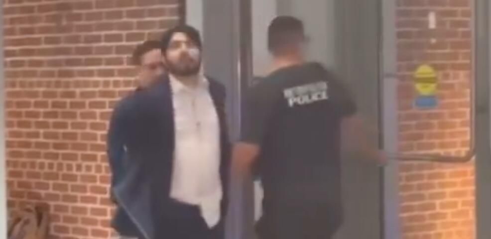 Задержание подозреваемого в убийстве двух сотрудников посольства Израиля у еврейского музея в Вашингтоне, США. Кадр видео из соцсетей - РИА Новости, 1920, 22.05.2025