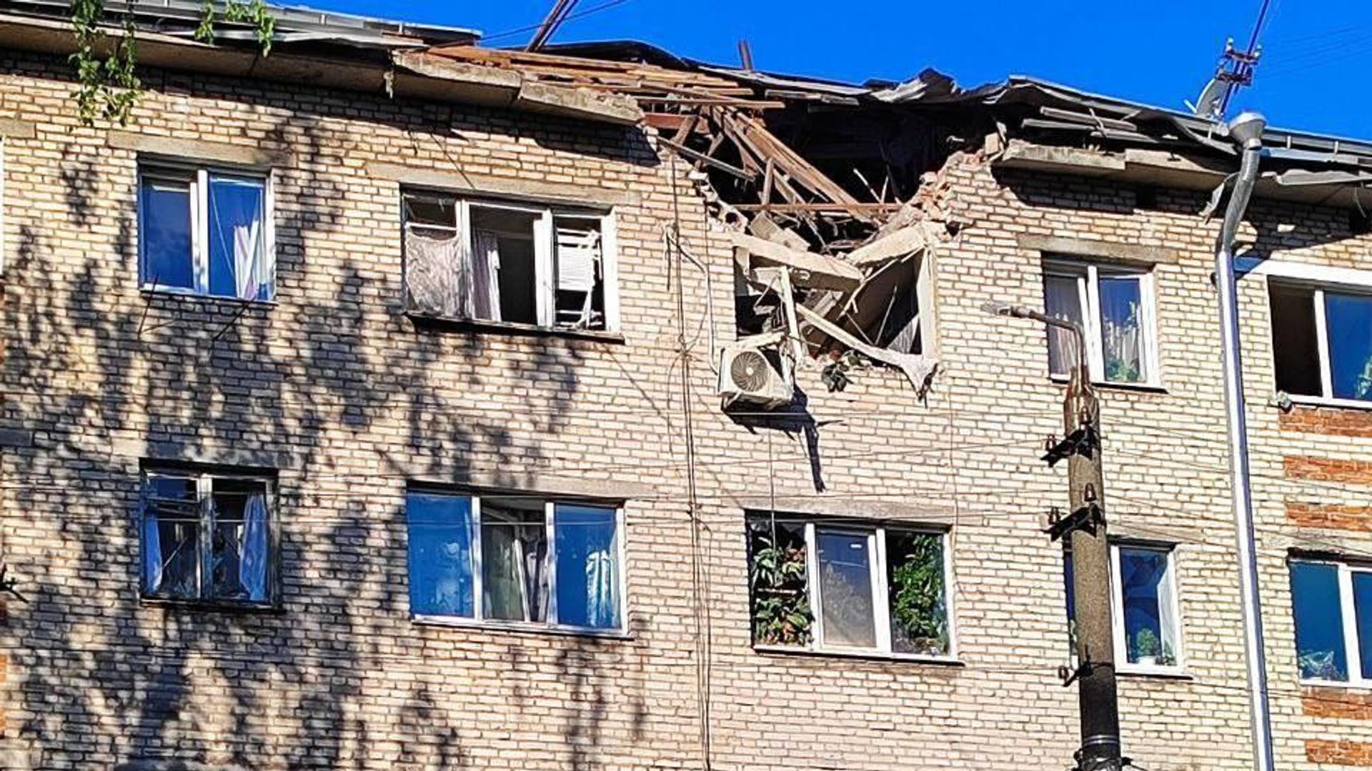Жилой дом, поврежденный в результате атаки украинского беспилотника, в Туле Жилой дом, поврежденный в результате атаки украинского беспилотника, в Туле - РИА Новости, 1920, 22.05.2025