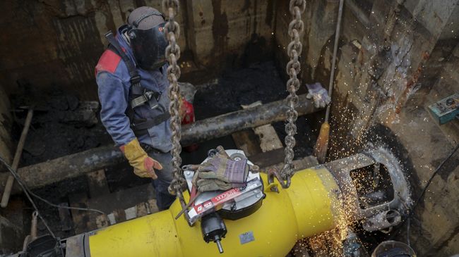 Сотрудник Мосгаза за работой