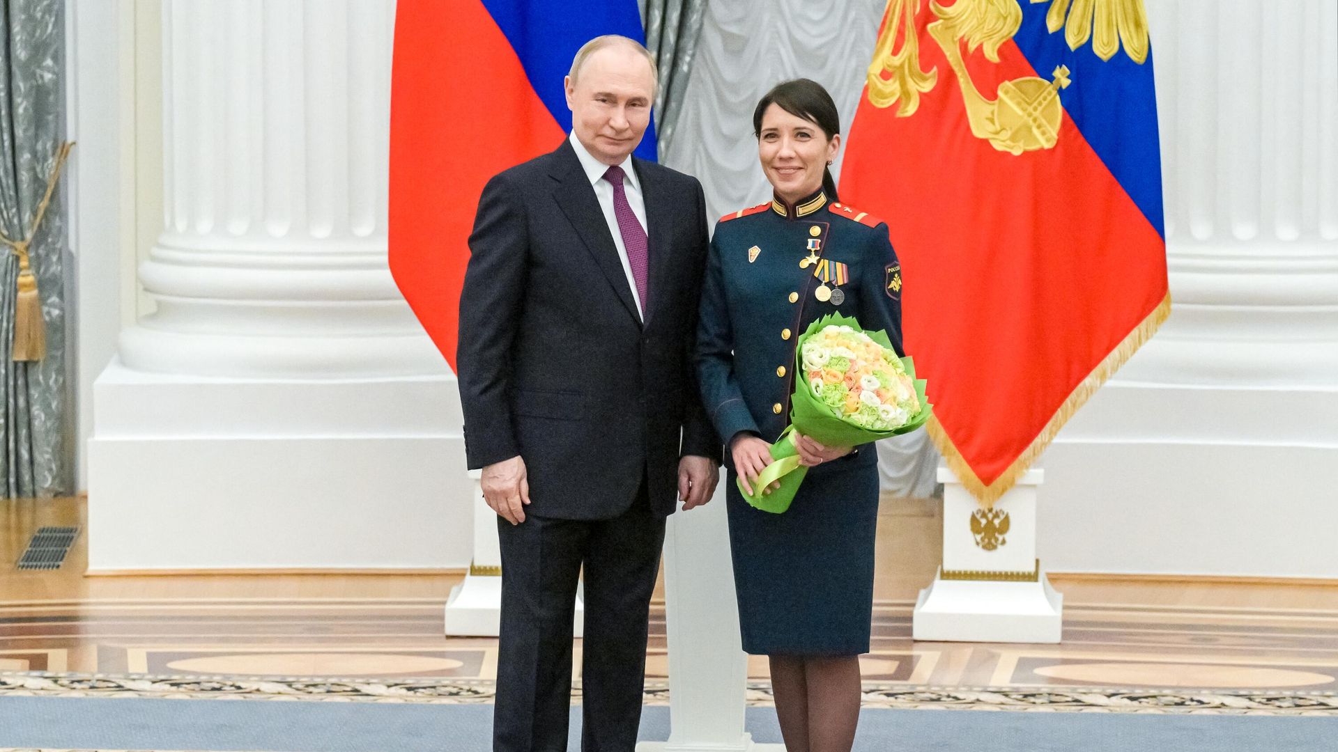 Президент РФ Владимир Путин и ефрейтор МО РФ Людмила Болилая, удостоенная звания Героя России Президент РФ Владимир Путин и ефрейтор МО РФ Людмила Болилая, удостоенная звания Героя России - РИА Новости, 1920, 01.06.2026