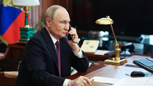Президент России Владимир Путин во время телефонного разговора Президент России Владимир Путин во время телефонного разговора