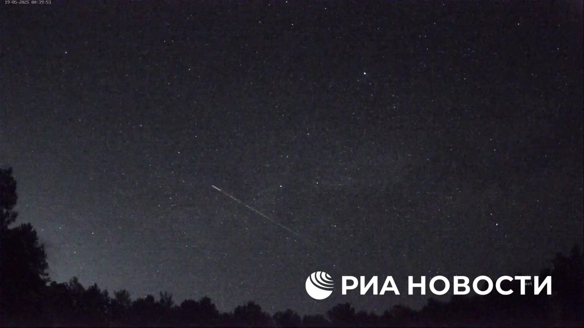 Редкий метеор, пролетевший через весь небосвод Редкий метеор, пролетевший через весь небосвод - РИА Новости, 1920, 22.05.2025