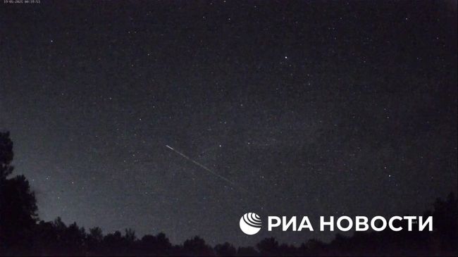 Редкий метеор, пролетевший через весь небосвод