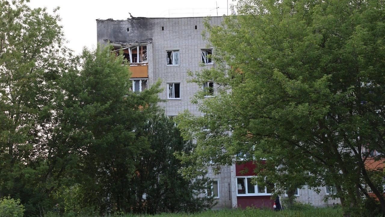 Последствия падения БПЛА на жилой дом в Ельце Последствия падения БПЛА на жилой дом в Ельце - РИА Новости, 1920, 23.05.2025