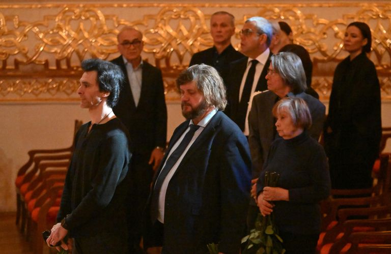 Дирижер Феликс Коробов на прощании с хореографом, народным артистом СССР Юрием Григоровичем на Исторической сцене Большого театра