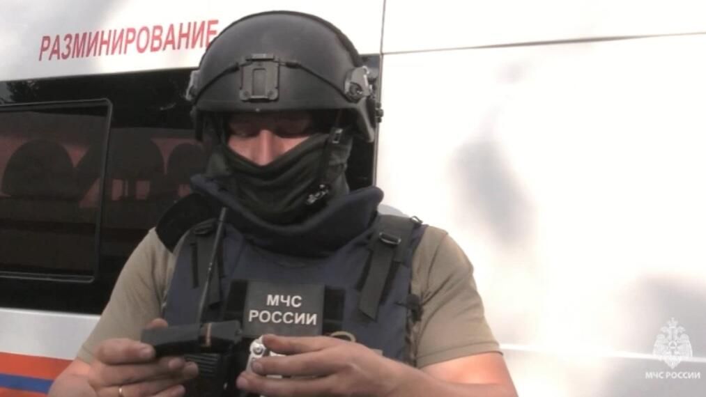 Саперы в Курской области начали обезвреживать мины, напечатанные на 3-D принтере Саперы в Курской области начали обезвреживать мины, напечатанные на 3-D принтере - РИА Новости, 1920, 23.05.2025