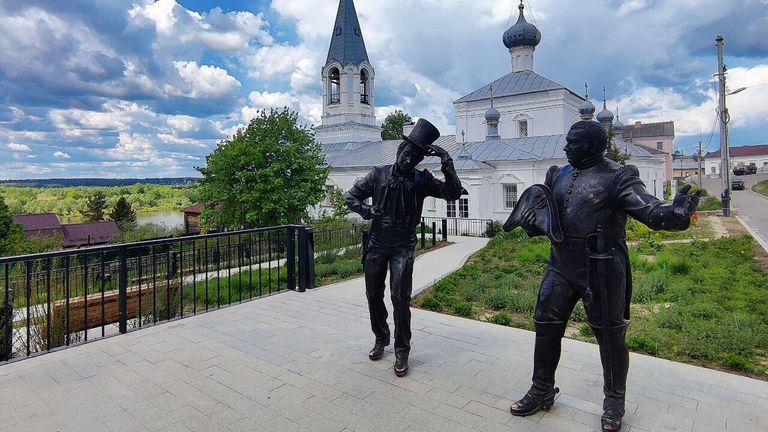 Касимов, скульптуры Хлестакова и Городничего установлены на смотровой площадке
