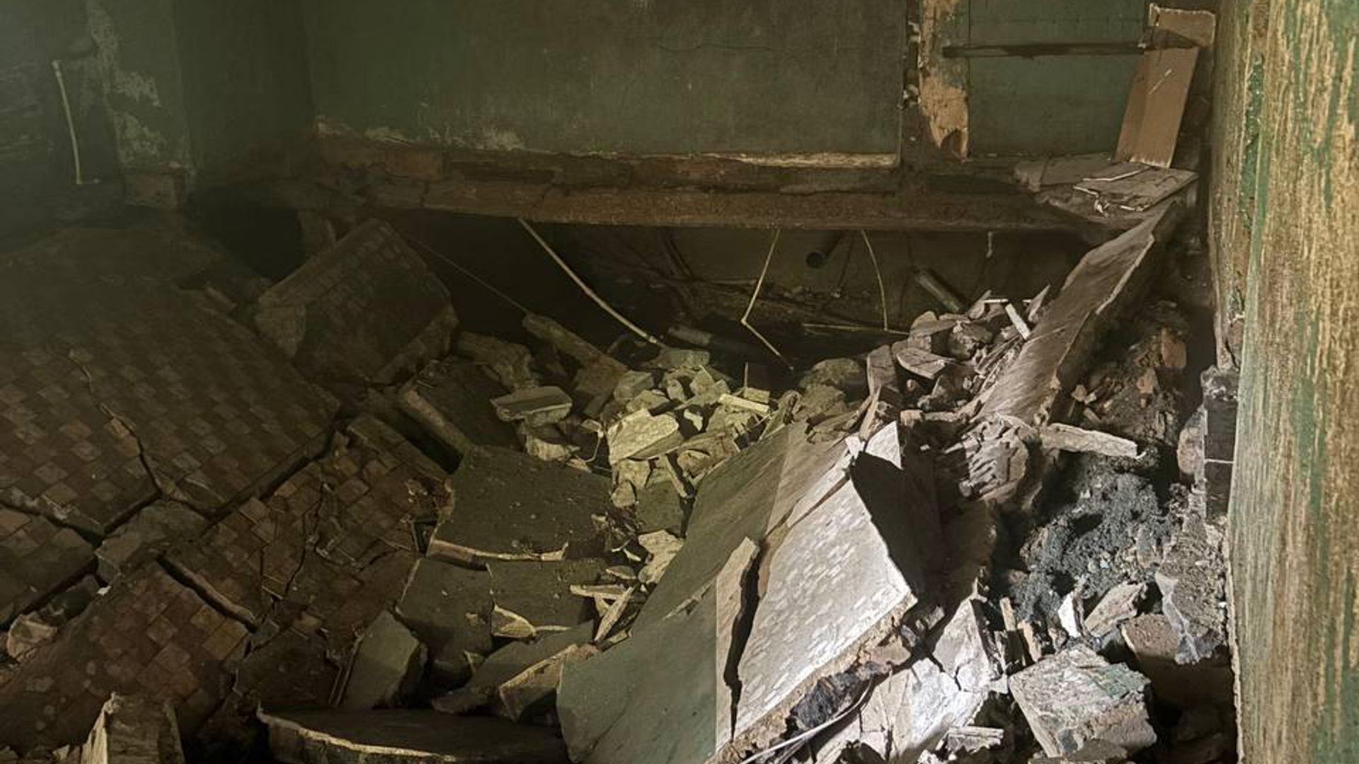Место обрушения пола и перегородки душевой в общежитии в оренбургском Орске Место обрушения пола и перегородки душевой в общежитии в оренбургском Орске - РИА Новости, 1920, 24.05.2025