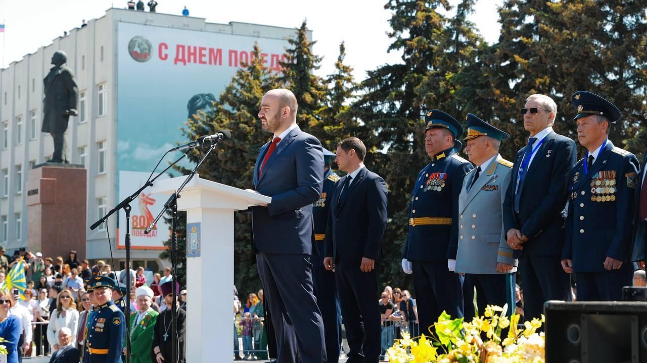 Губернатор Самарской области Вячеслав Федорищев наградил сотрудников Сызранского высшего военного авиационного училища летчиков за подготовку кадров для армейской авиации Вооруженных сил РФ - РИА Новости, 1920, 24.05.2025