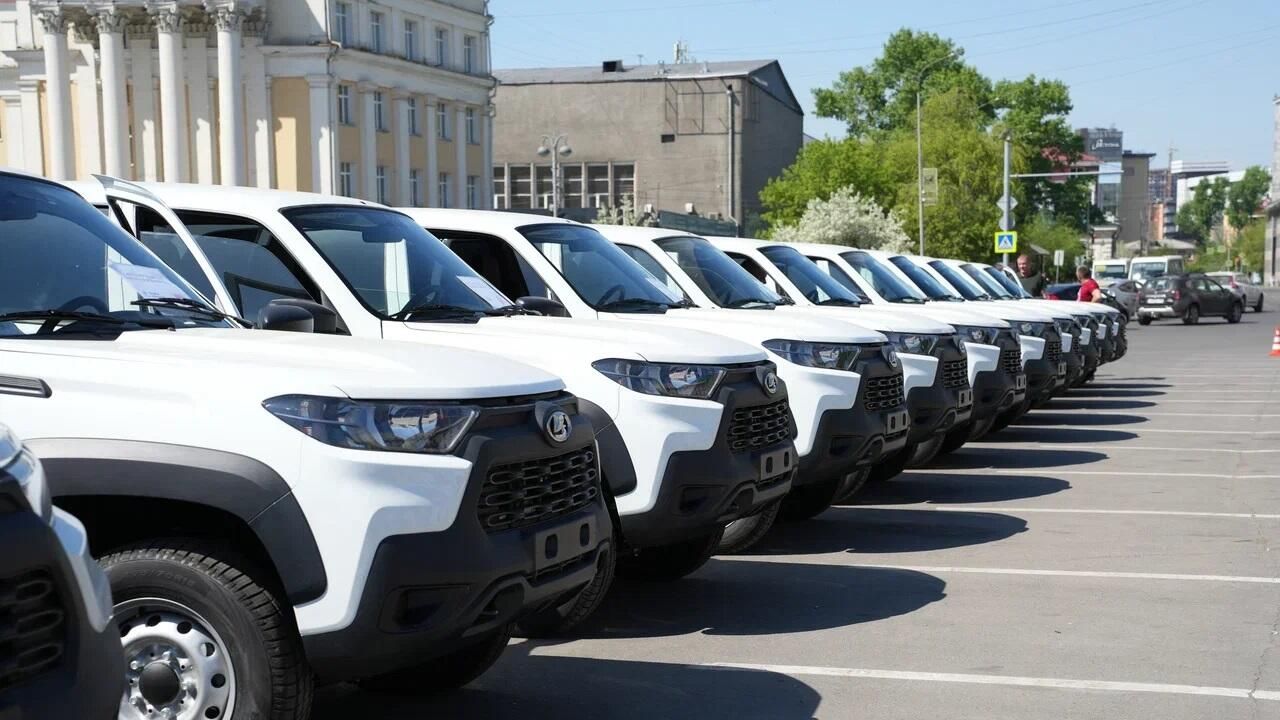 Губернатор Приангарья Игорь Кобзев вручил медикам ключи от 47 автомобилей Нива по нацпроекту Губернатор Приангарья Игорь Кобзев вручил медикам ключи от 47 автомобилей Нива по нацпроекту - РИА Новости, 1920, 24.05.2025