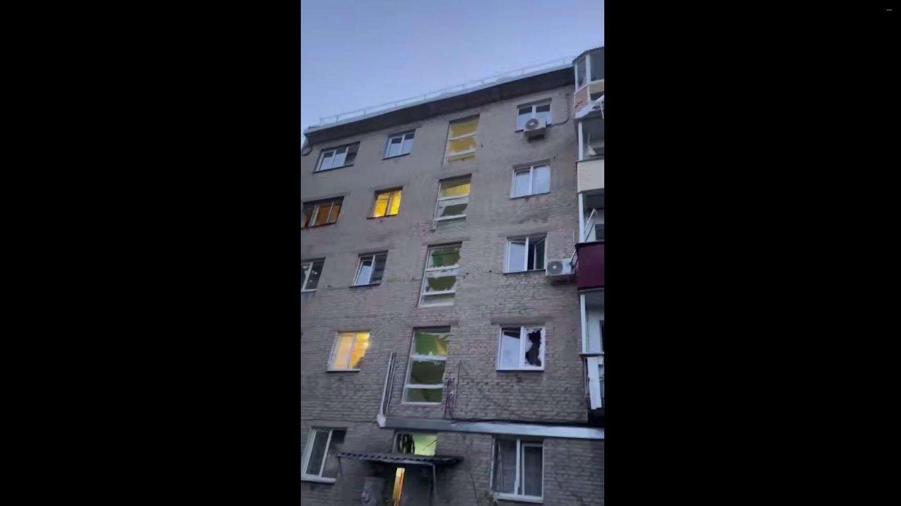 Последствия падения беспилотника во дворе жилого дома в Туле Последствия падения беспилотника во дворе жилого дома в Туле - РИА Новости, 1920, 25.05.2025