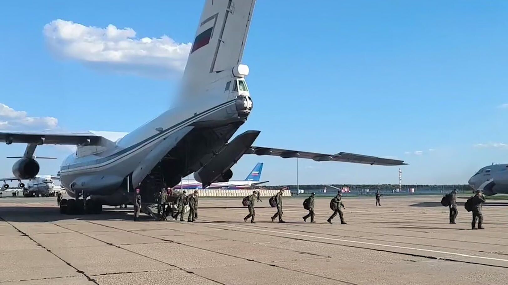 Самолет с освобожденными из украинского плена российскими военнослужащими приземлился в Подмосковье. Кадр видео - РИА Новости, 1920, 26.05.2025