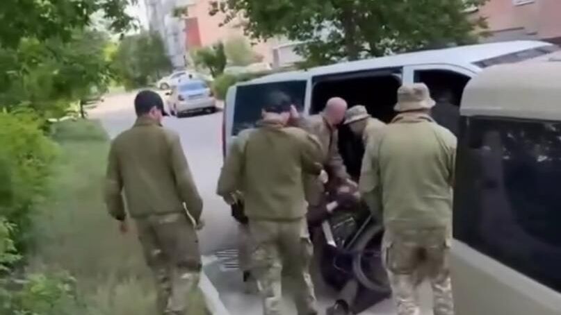 Сотрудники ТЦК задержали велосипедиста в Харькове, Украина. Кадр видео из соцсетей Сотрудники ТЦК задержали велосипедиста в Харькове, Украина. Кадр видео из соцсетей - РИА Новости, 1920, 10.07.2025