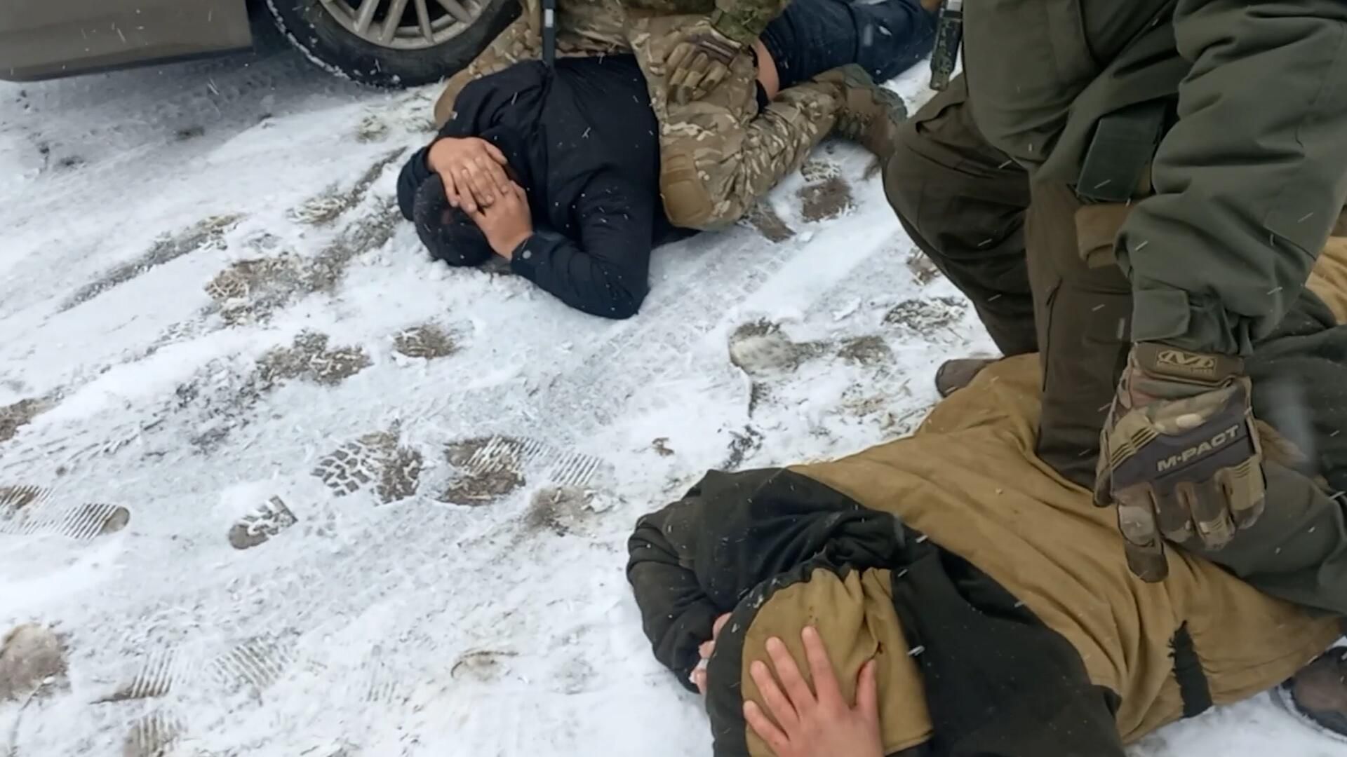 Кадры задержания нелегальных оружейников. Видео ФСБ России - РИА Новости, 1920, 26.05.2025
