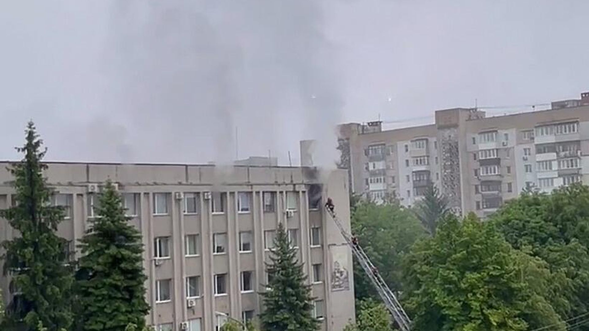 Пожар в здании военкомата в Виннице, Украина. Кадр видео из соцсетей Пожар в здании военкомата в Виннице, Украина. Кадр видео из соцсетей - РИА Новости, 1920, 26.05.2025