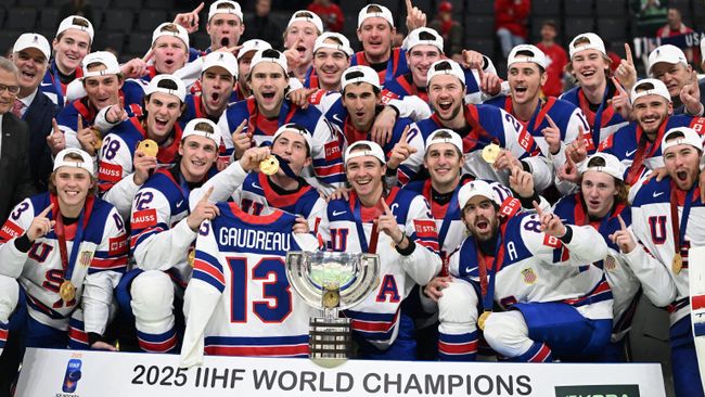 Сборная США с медалями и трофеем чемпионата мира по хоккею 2025 года