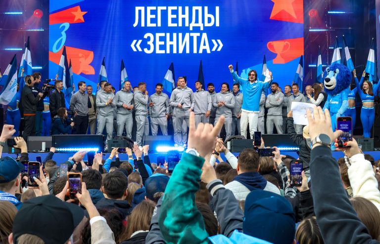 Легенды ФК Зенит на сцене перед началом музыкального фестиваля в рамках празднования 100-летия команды
