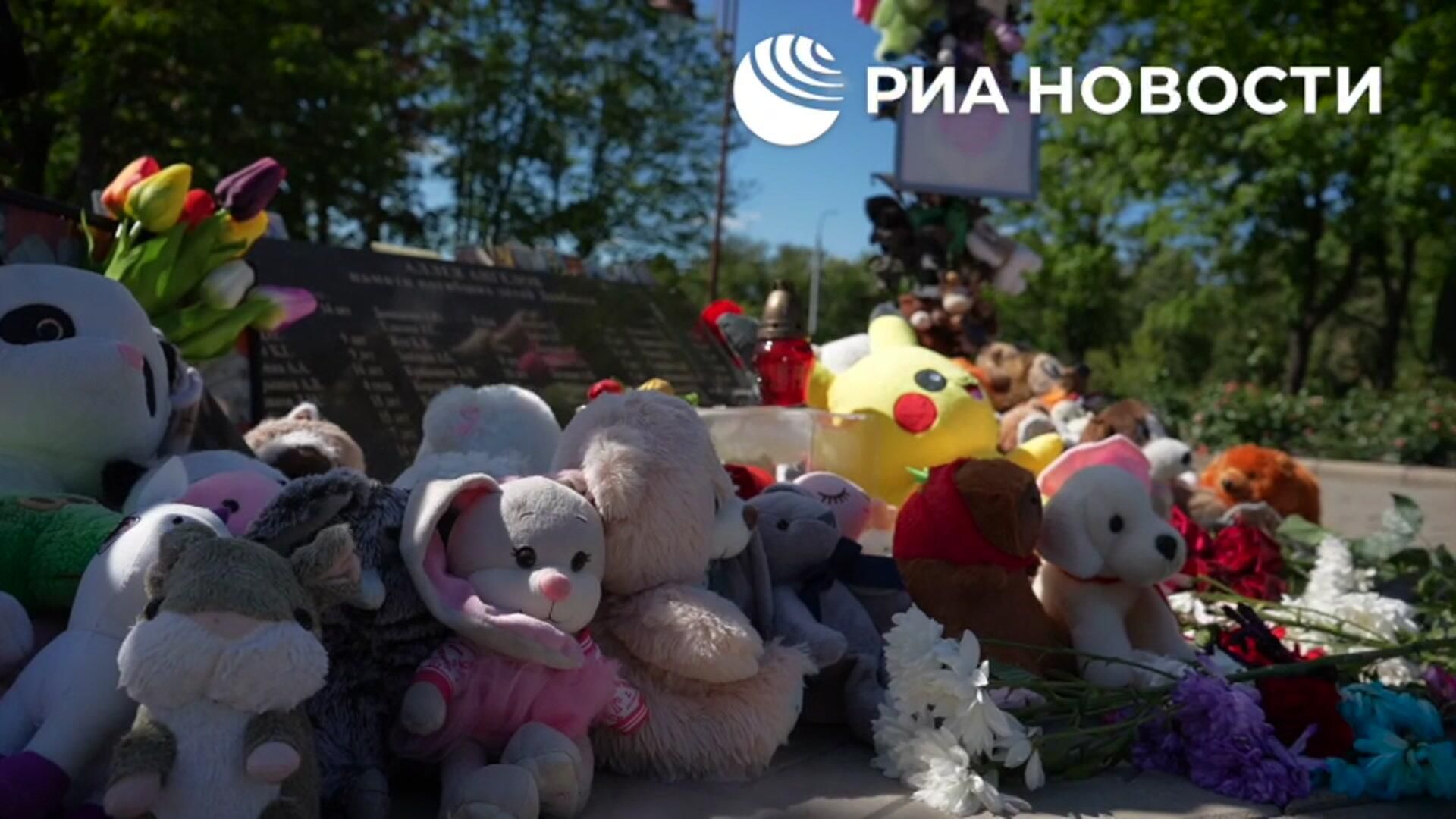 Делегация иностранных журналистов на Аллее ангелов в Донецке  - РИА Новости, 1920, 26.05.2025