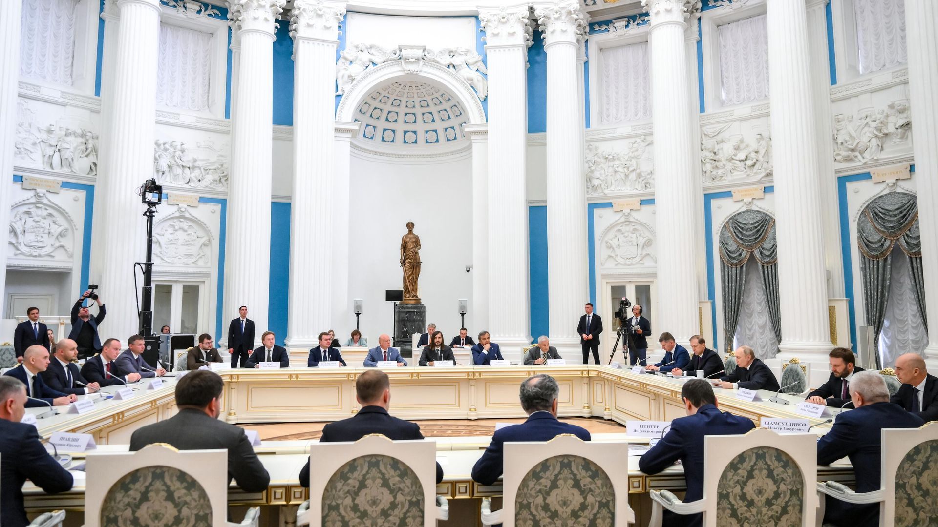 Президент РФ Владимир Путин во время встречи с представителями российских деловых кругов. 26 мая 2025 - РИА Новости, 1920, 26.05.2025