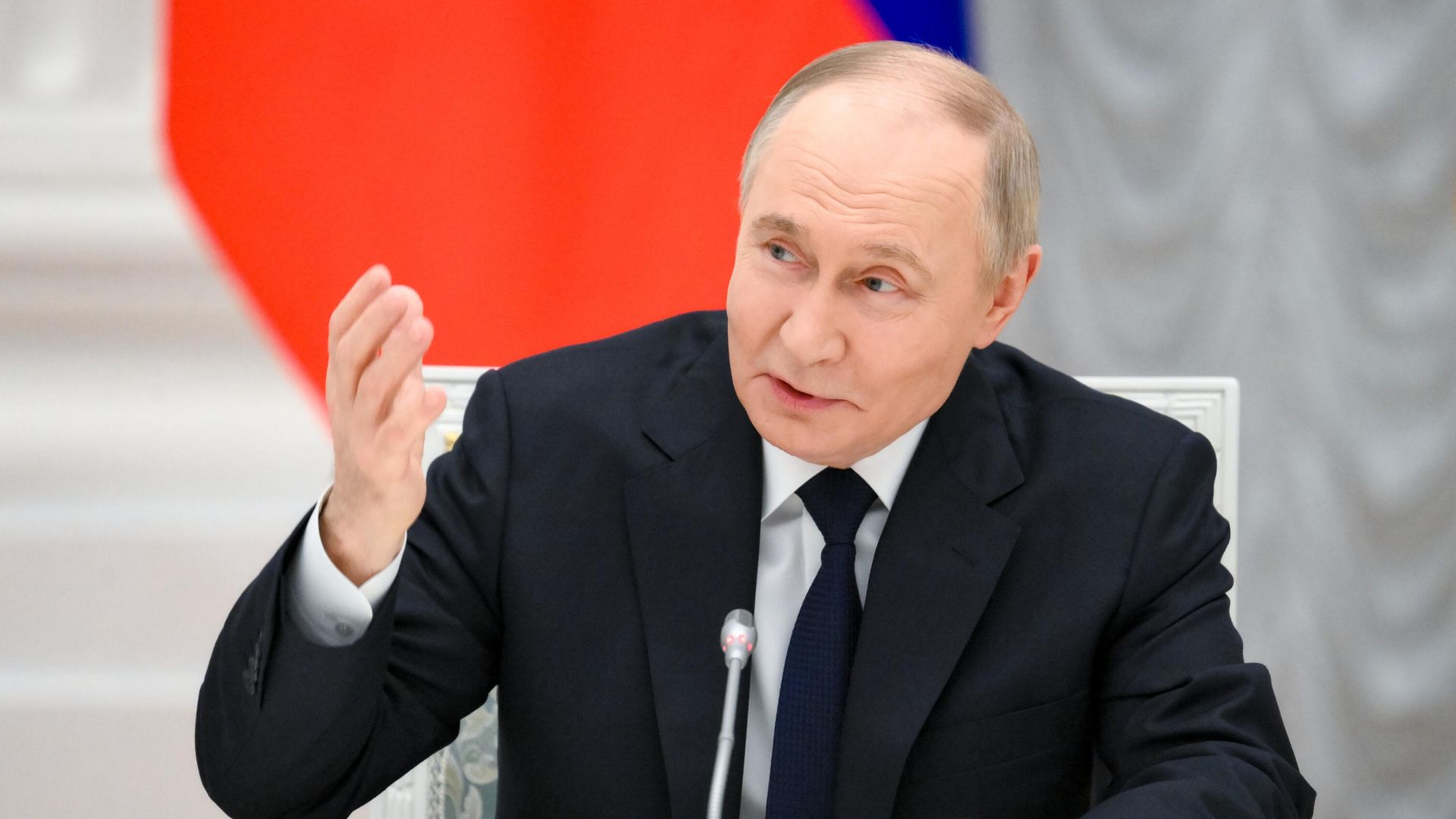 Президент РФ Владимир Путин во время встречи с представителями российских деловых кругов Президент РФ Владимир Путин во время встречи с представителями российских деловых кругов - РИА Новости, 1920, 26.05.2025