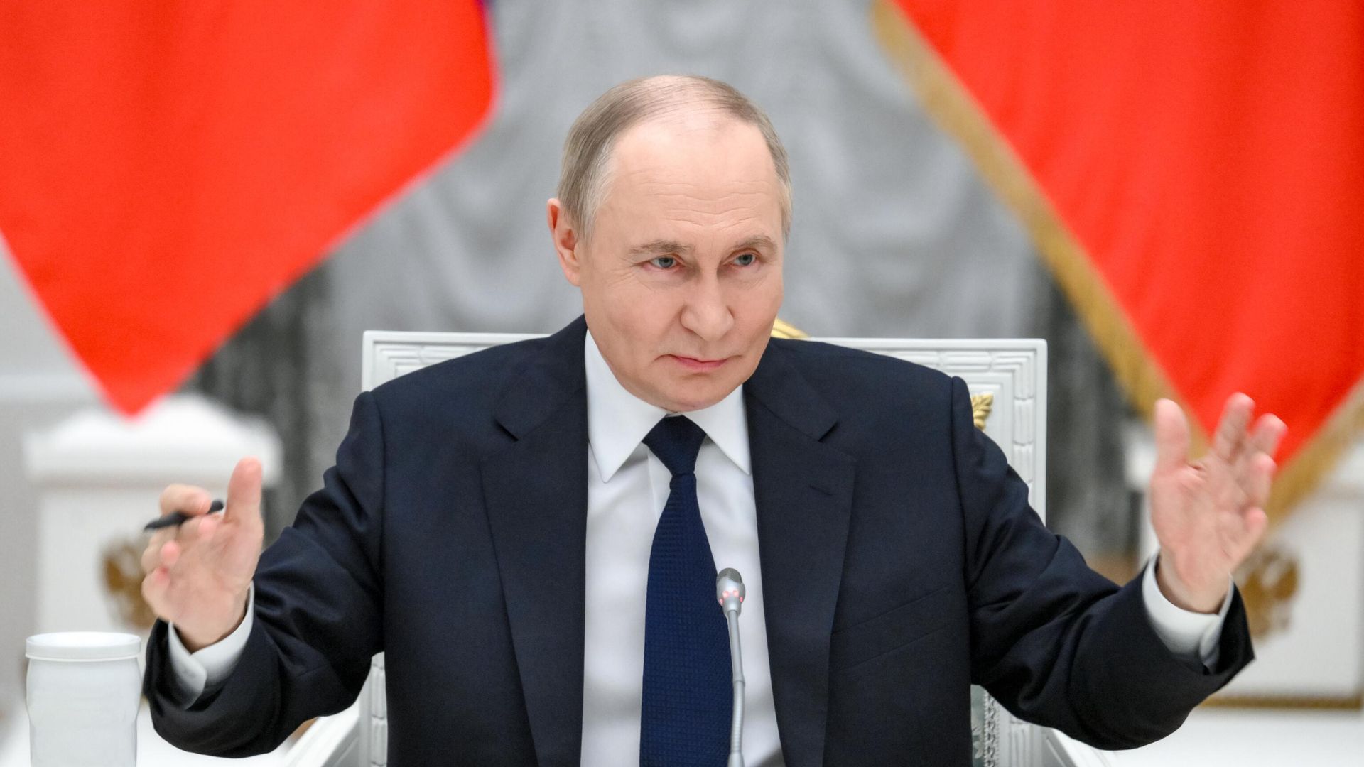 Президент РФ Владимир Путин во время встречи с представителями российских деловых кругов Президент РФ Владимир Путин во время встречи с представителями российских деловых кругов - РИА Новости, 1920, 26.05.2025