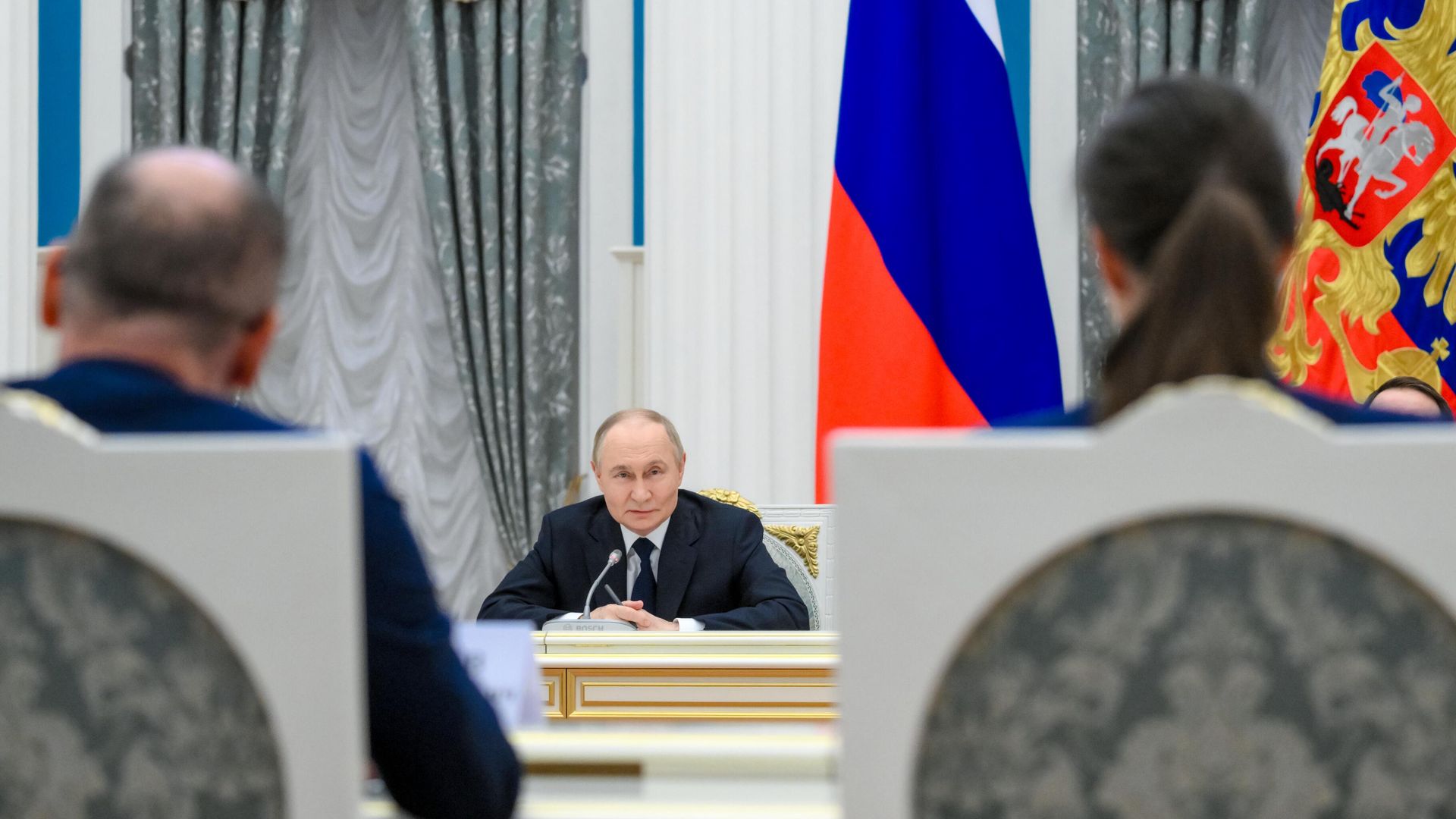 Президент РФ Владимир Путин во время встречи с представителями российских деловых кругов Президент РФ Владимир Путин во время встречи с представителями российских деловых кругов - РИА Новости, 1920, 26.05.2025