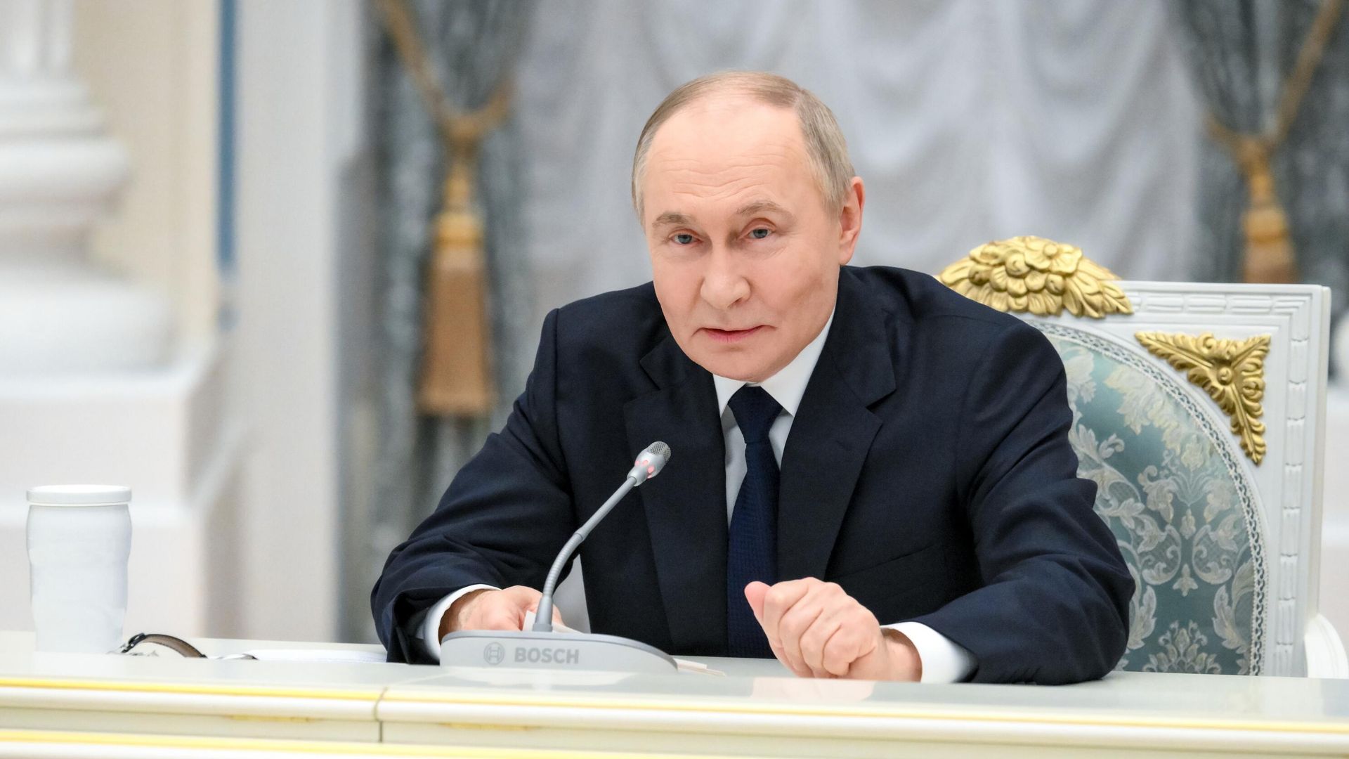 Президент РФ Владимир Путин во время встречи с представителями российских деловых кругов Президент РФ Владимир Путин во время встречи с представителями российских деловых кругов - РИА Новости, 1920, 26.05.2025