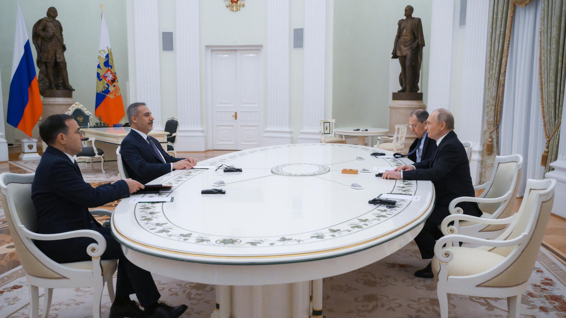 Президент РФ Владимир Путин и глава МИД Турции Хакан Фидан во время встречи Президент РФ Владимир Путин и глава МИД Турции Хакан Фидан во время встречи - РИА Новости, 1920, 29.05.2025