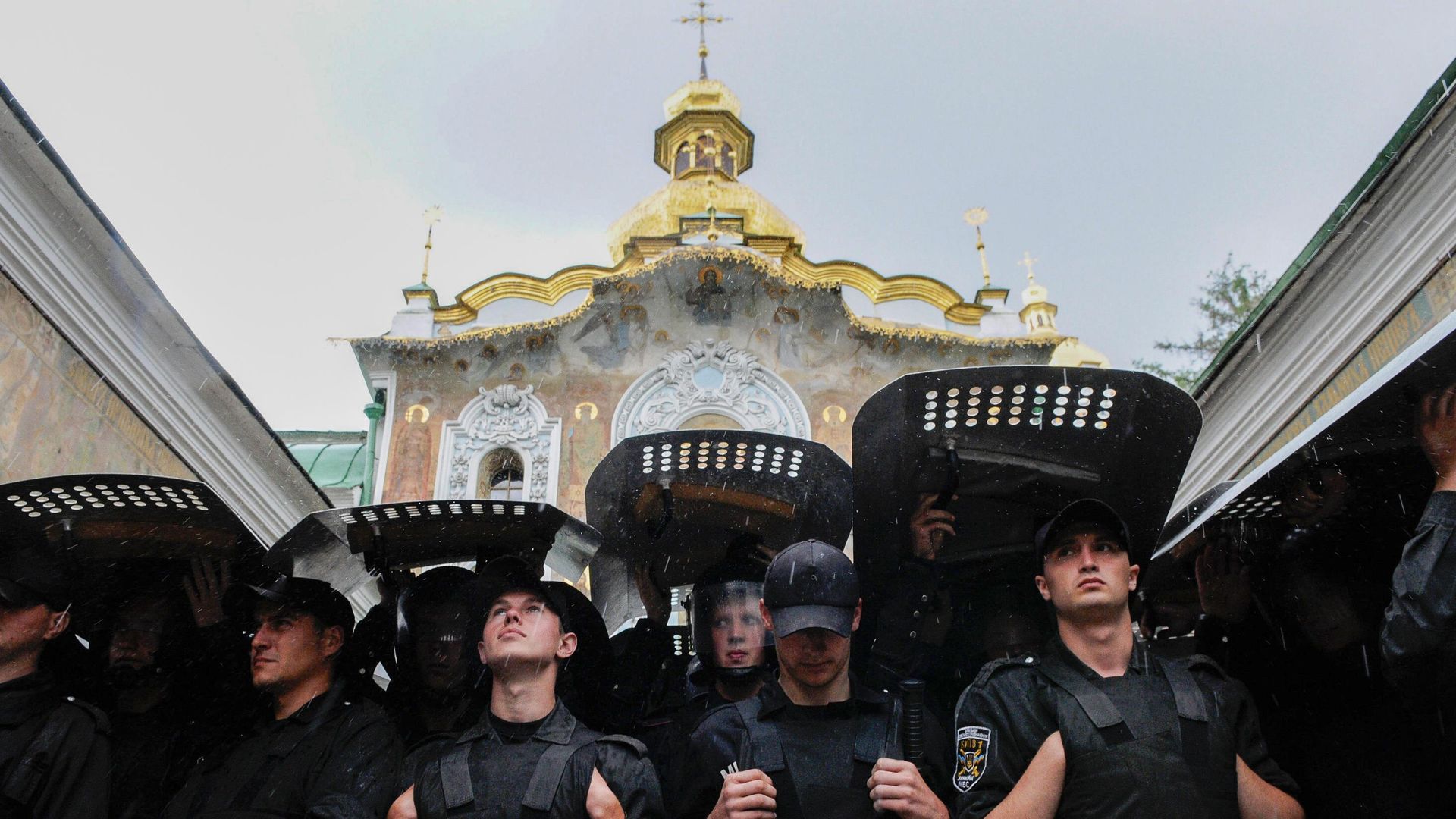 Сотрудники правоохранительных органов Украины у входа в Киево-Печерскую Лавру Сотрудники правоохранительных органов Украины у входа в Киево-Печерскую Лавру - РИА Новости, 1920, 13.08.2023