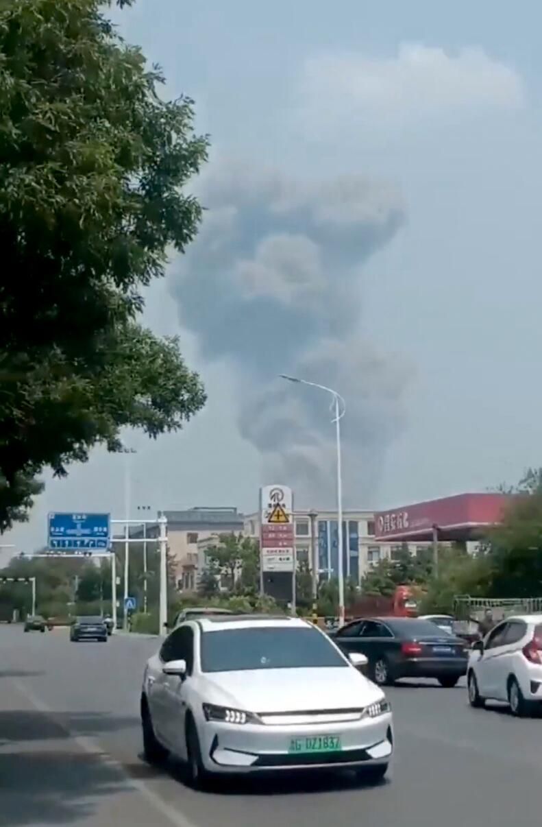 Дым над местом взрыва на химическом заводе в провинции Шаньдун на востоке Китая - РИА Новости, 1920, 27.05.2025