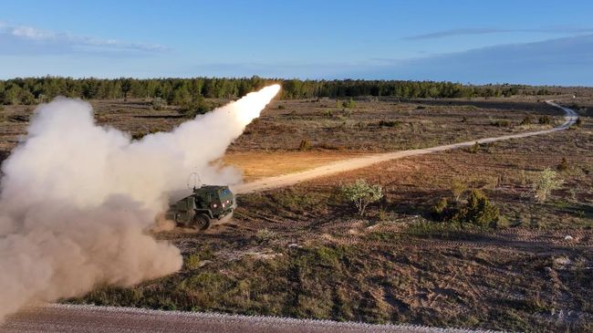 Стрельба из американской РСЗО HIMARS на шведском острове Готланд во время учений НАТО