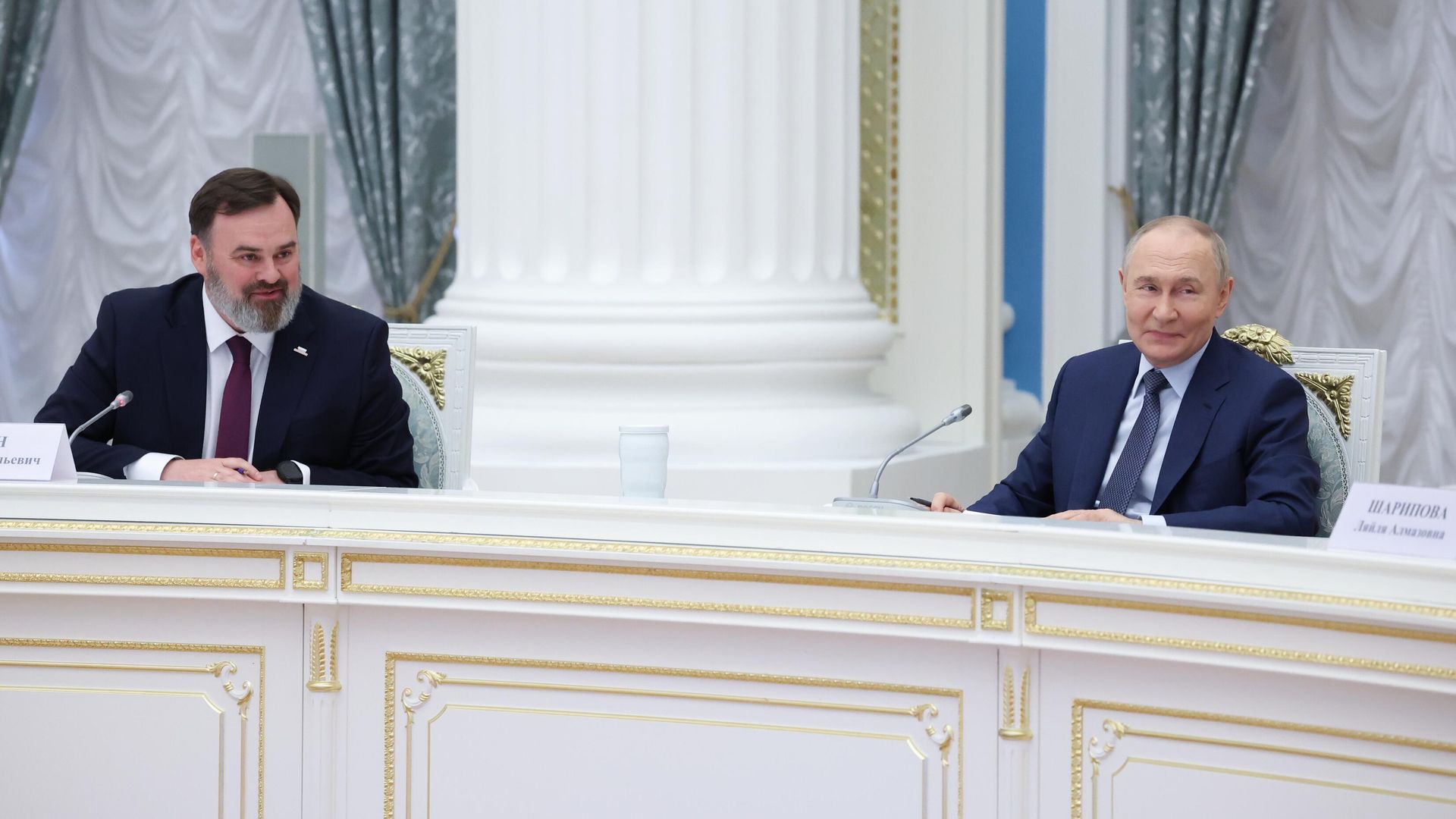 Президент РФ Владимир Путин и генеральный директор АНО Россия – страна возможностей, ректор мастерской управления Сенеж Андрей Бетин Президент РФ Владимир Путин и генеральный директор АНО Россия – страна возможностей, ректор мастерской управления Сенеж Андрей Бетин - РИА Новости, 1920, 28.09.2026