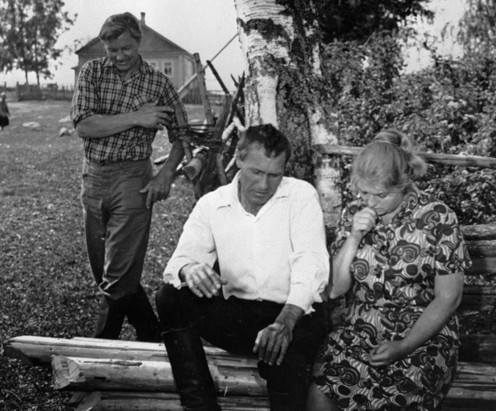 Актеры Алексей Ванин, Василий Шукшин и Лидия Федосеева на съемках кинофильма Калина красная Актеры Алексей Ванин, Василий Шукшин и Лидия Федосеева на съемках кинофильма Калина красная - РИА Новости, 1920, 27.05.2025