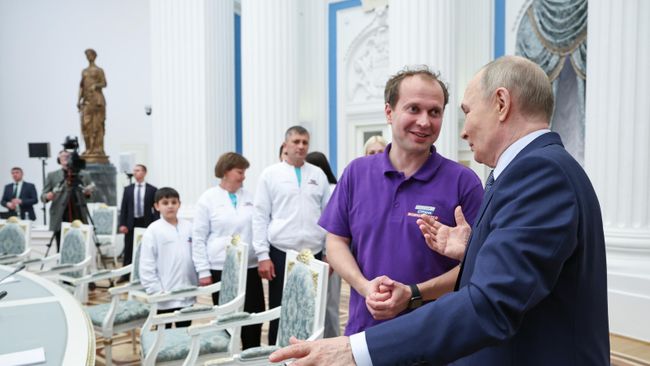 Президент РФ Владимир Путин и победитель национальной премии Россия – страна возможностей в номинации Инклюзия в 2024 г., президент ассоциации инклюзивных медиапроектов Жизнь в темноте Иван Ерхов