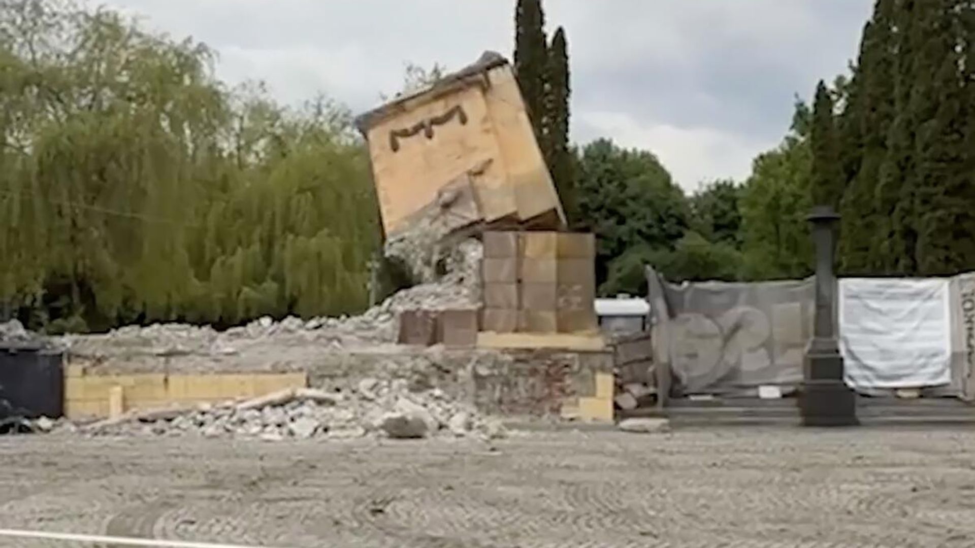Снос колонны на входе в мемориальный комплекс Холм Славы во Львове Снос колонны на входе в мемориальный комплекс Холм Славы во Львове - РИА Новости, 1920, 16.07.2025