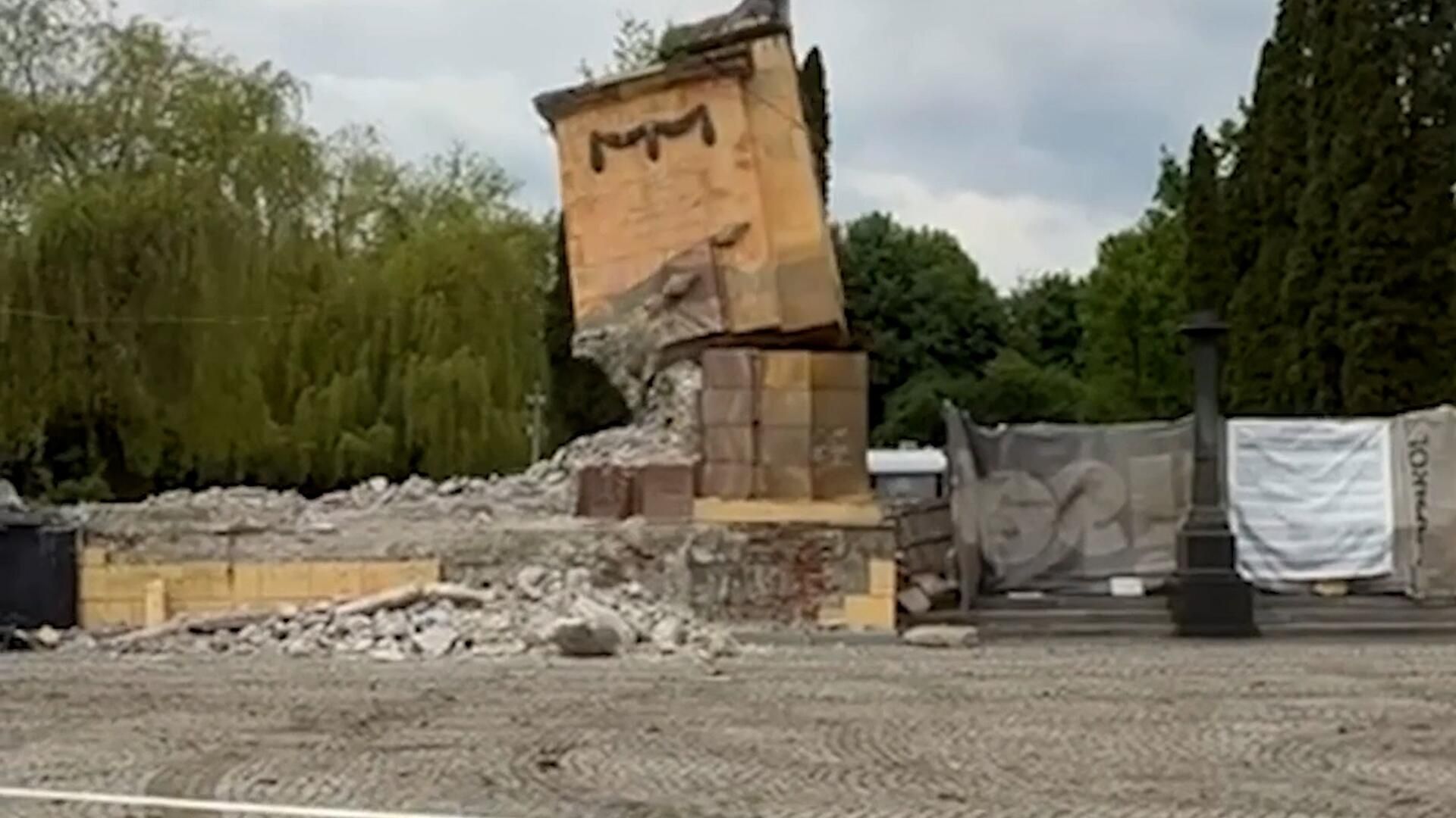 Власти Львова демонтировали колонны на входе в мемориальный комплекс Холм Славы Власти Львова демонтировали колонны на входе в мемориальный комплекс Холм Славы - РИА Новости, 1920, 27.05.2025