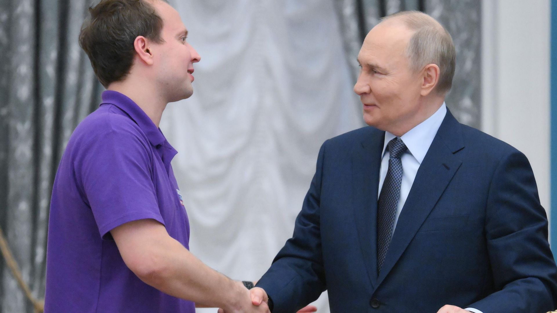 Президент РФ Владимир Путин и победитель национальной премии Россия – страна возможностей в номинации Инклюзия в 2024 г., президент ассоциации инклюзивных медиапроектов Жизнь в темноте Иван Ерхов. 27 мая 2025 Президент РФ Владимир Путин и победитель национальной премии Россия – страна возможностей в номинации Инклюзия в 2024 г., президент ассоциации инклюзивных медиапроектов Жизнь в темноте Иван Ерхов. 27 мая 2025 - РИА Новости, 1920, 27.05.2025