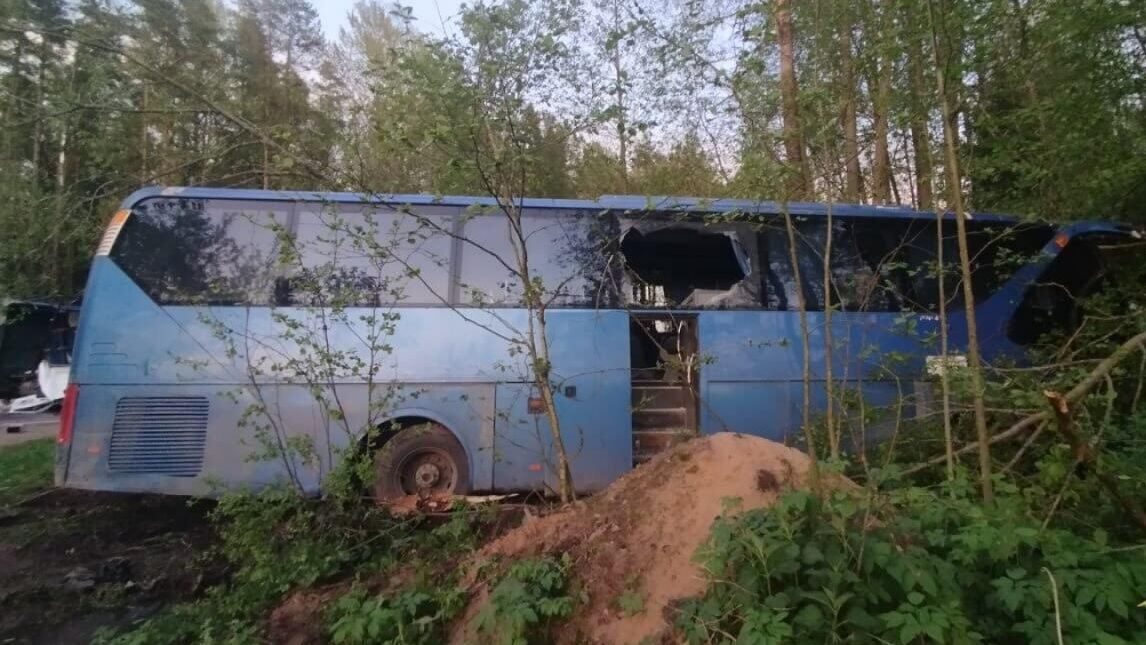 Место ДТП с участием автобуса в Кингисеппском районе Ленинградской области. 27 мая 2025 - РИА Новости, 1920, 27.05.2025
