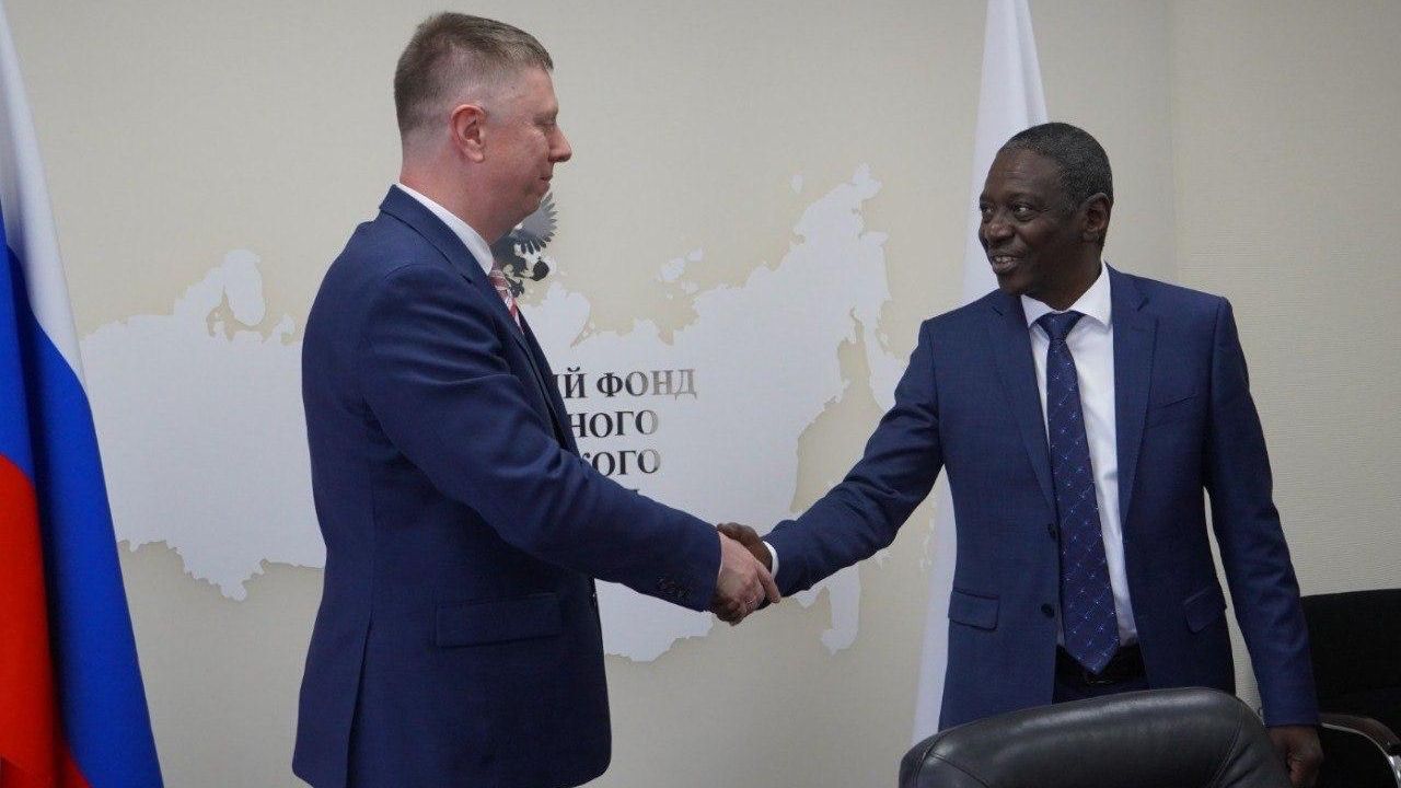 Председатель ФОМС Илья Баланин и посол Судана в РФ Мохаммед Сиррадж Председатель ФОМС Илья Баланин и посол Судана в РФ Мохаммед Сиррадж - РИА Новости, 1920, 28.05.2025